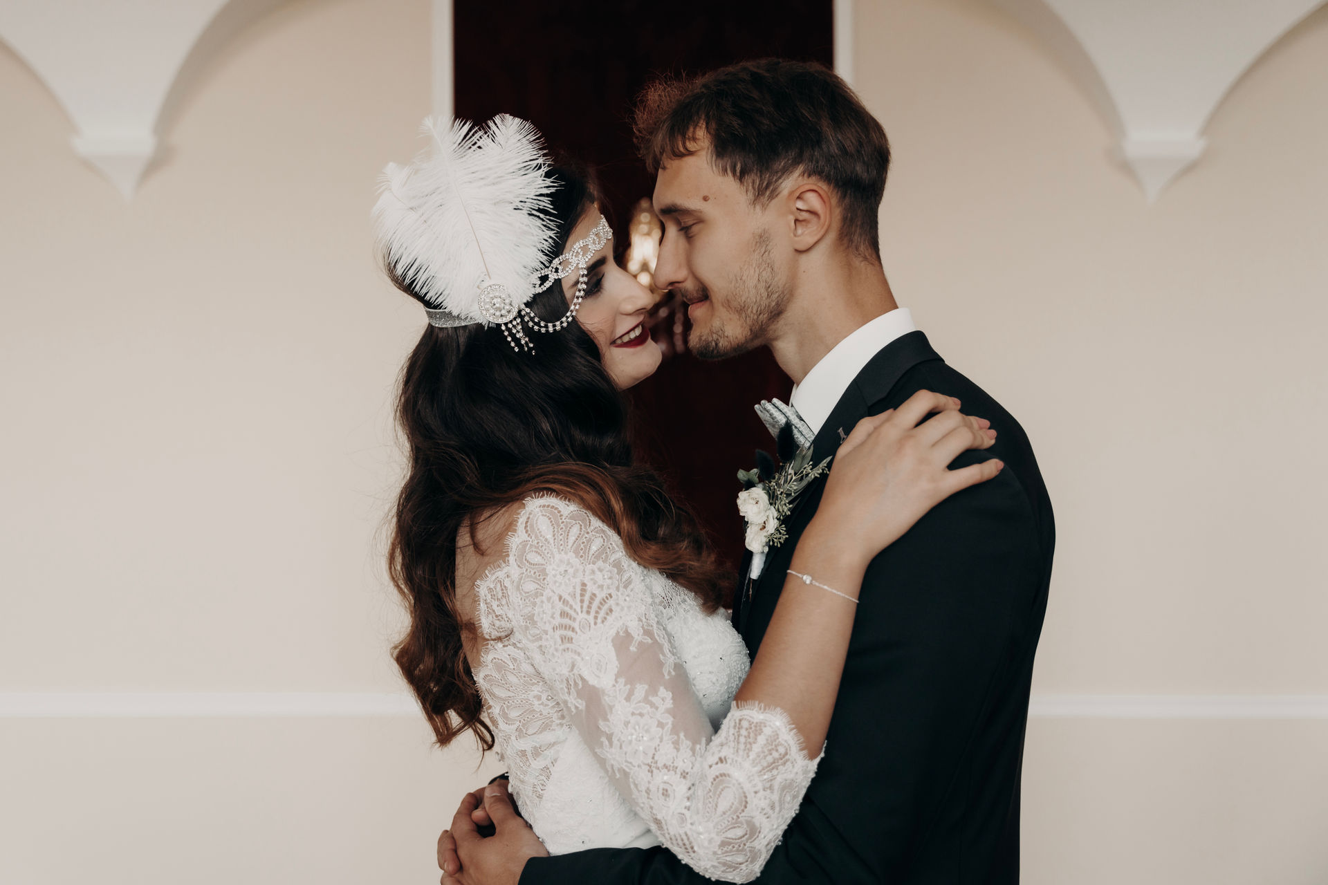stilvolles Brautpaar hält sich im Arm nachdem Evylin sie verheiratet hat und die Hochzeit beginnt.