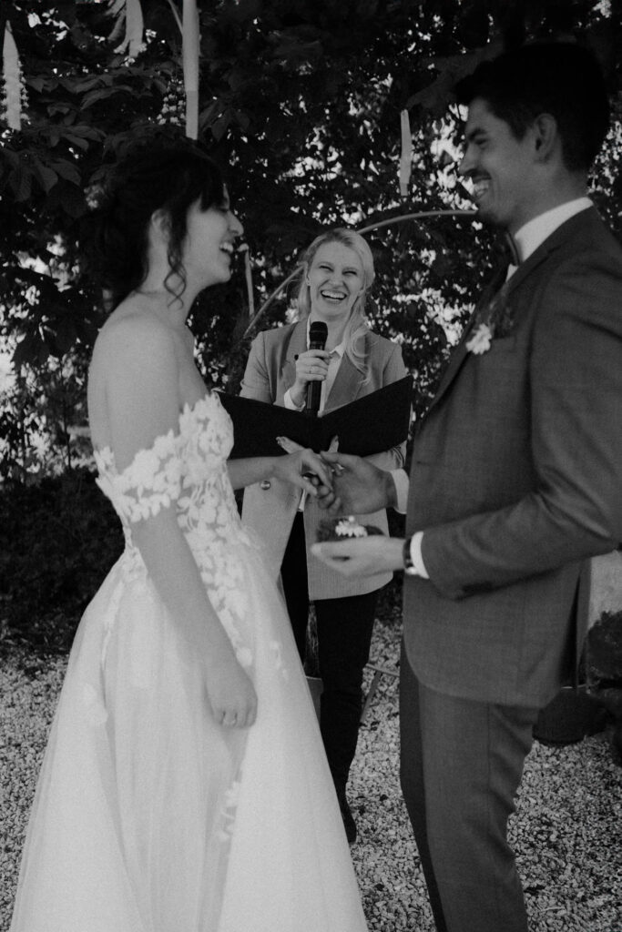 lachendes Brautpaar aus Ingolstadt zusammen mit Traurednerin Evylin auf ihrer freien Trauung