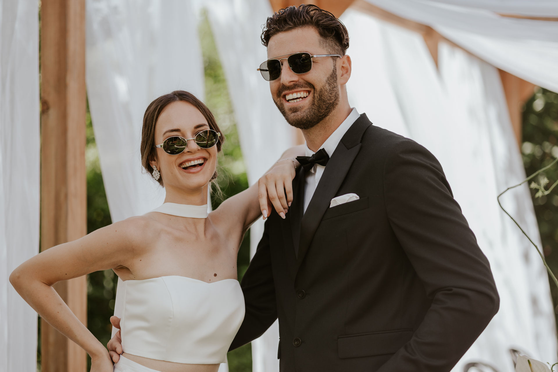 Brautpaar lachend und lässig mit Sonnenbrille