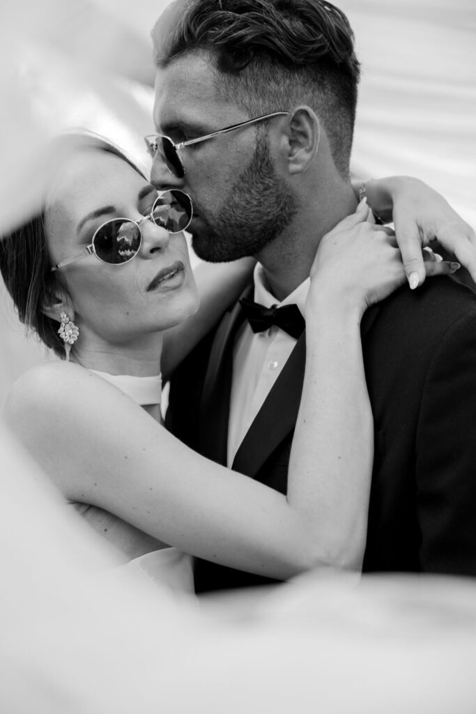 Hochzeit hinter Schleier Kuss für freie Trauung draußen schwarz weiß