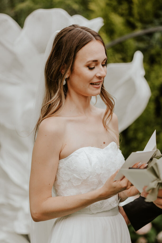 Braut auf freier Trauung mit Evylin in Regensburg verliest Eheversprechen an ihren Bräutigam