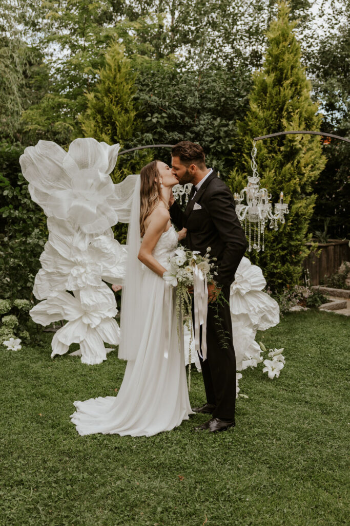 freie Trauung hat den perfekten Ablauf, das Brautpaar küsst sich auf ihrer Hochzeit in Regensburg