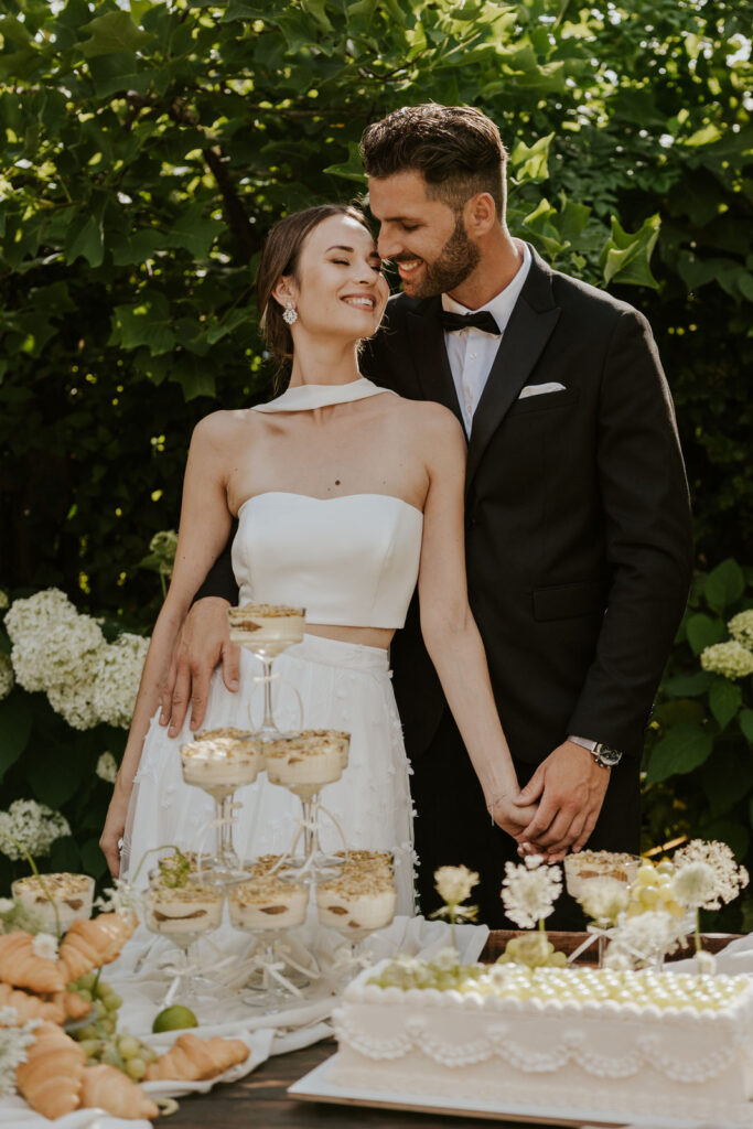 ein entspanntes Paar bei ihrer destination wedding