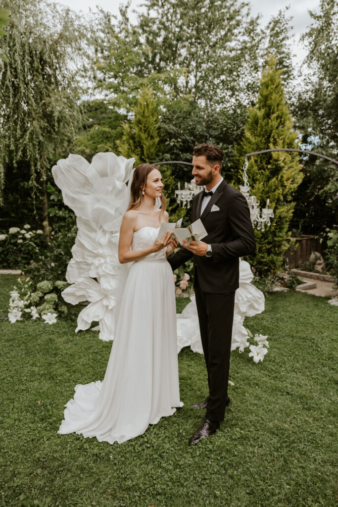 Brautpaar auf freier Trauung in Regensburg mit Eheversprechen in der Hand, dass sie verlesen