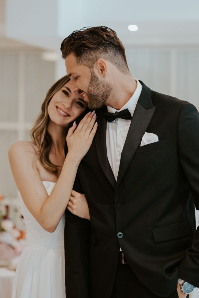 Brautpaar nach ihren Ehegelübden bei freier Trauung mit Evylin in Regensburg