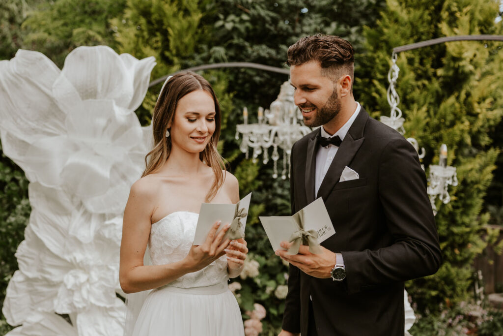 Ehegelübde, Eheversprechen werden vom Brautpaar vorgelesen auf einer Hochzeit in Bayern mit Evylin