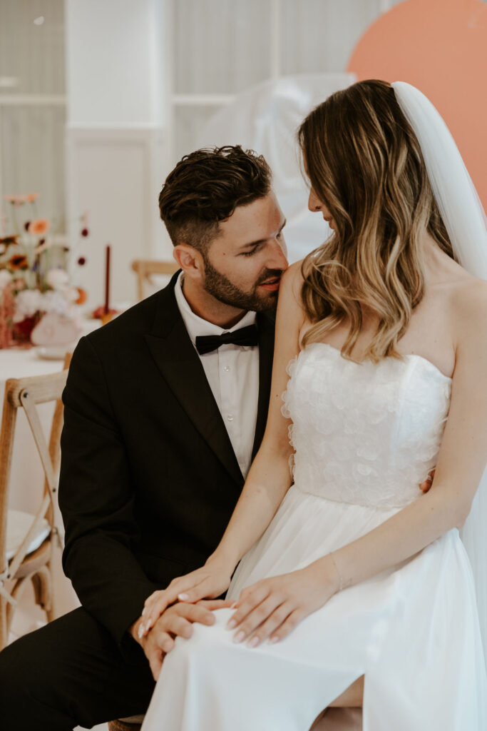 Braut sitzt auf Schoß von Bräutigam nach freier Trauung Regensburg mit Evylin