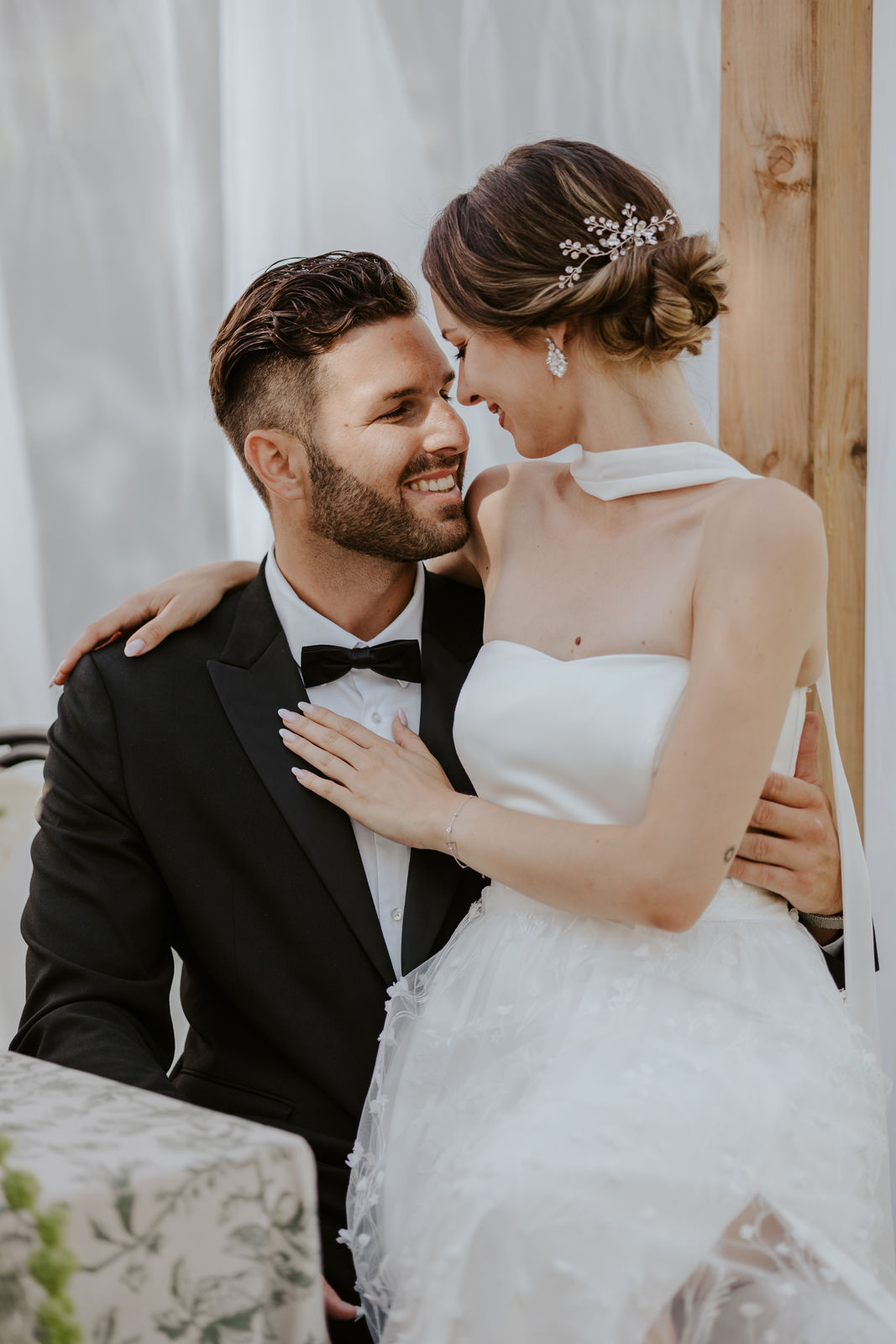 Brautpaar lächelnd für freie Trauung Regensburg mit Evylin