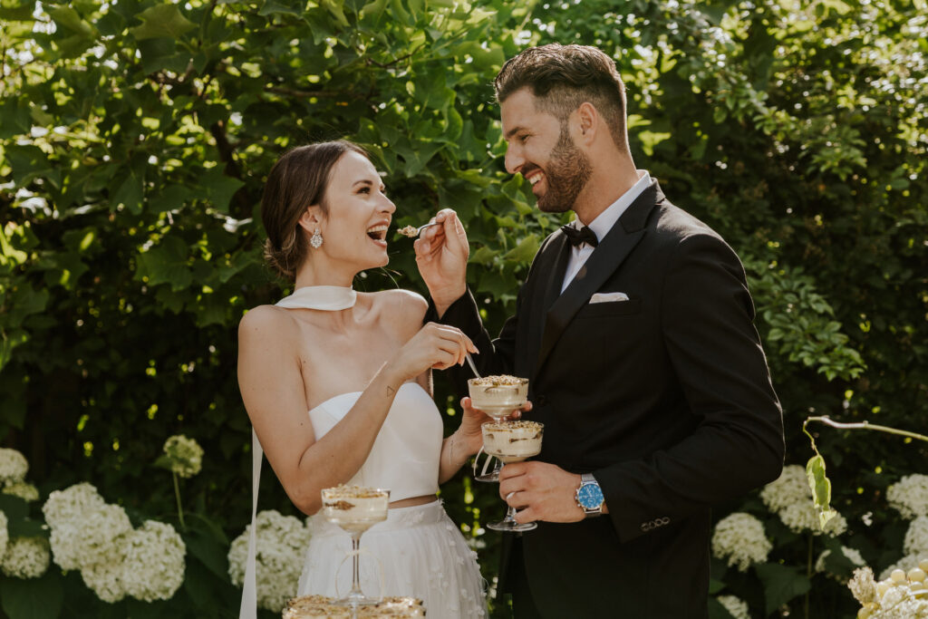 Ein Paar isst Dessert bei ihrer internationalen Hochzeit in Regensburg