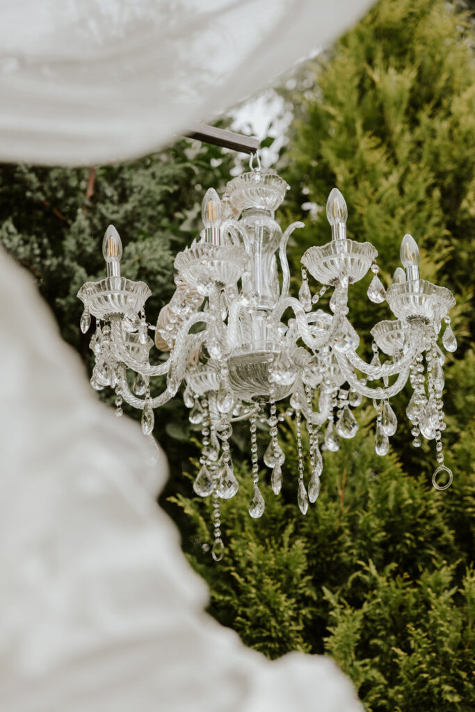 freie zweisprachige Trauung auf deutsch englisch in Regensburg Dekoration Kronleuchter aus Glas