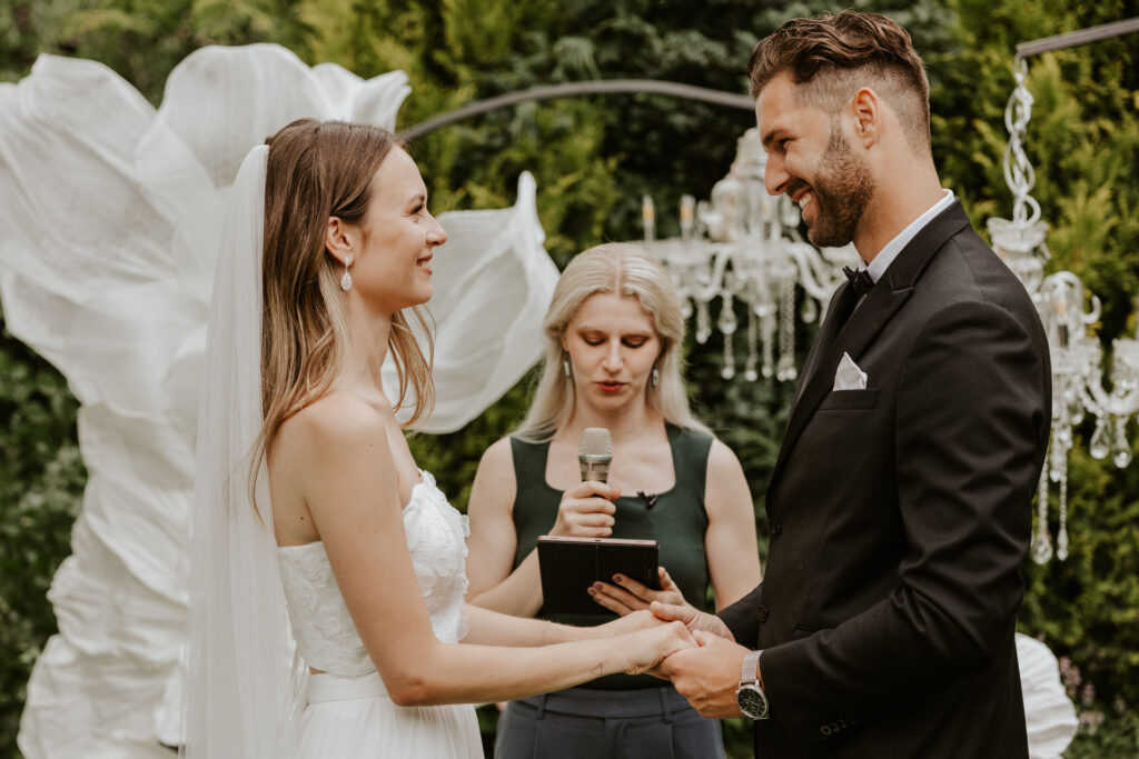 Traurednerin Evylin steht zwischen dem Brautpaar und hält die Traurede bei einer Hochzeit in Ingolstadt