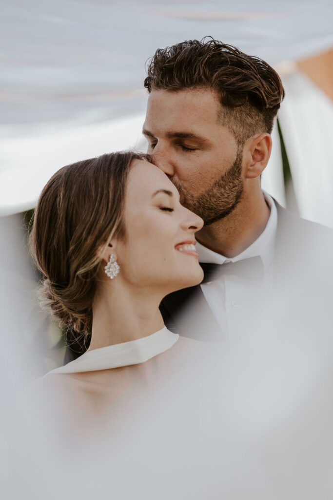 Bräutigam Stirnkuss für seine Braut Regensburg Hochzeit