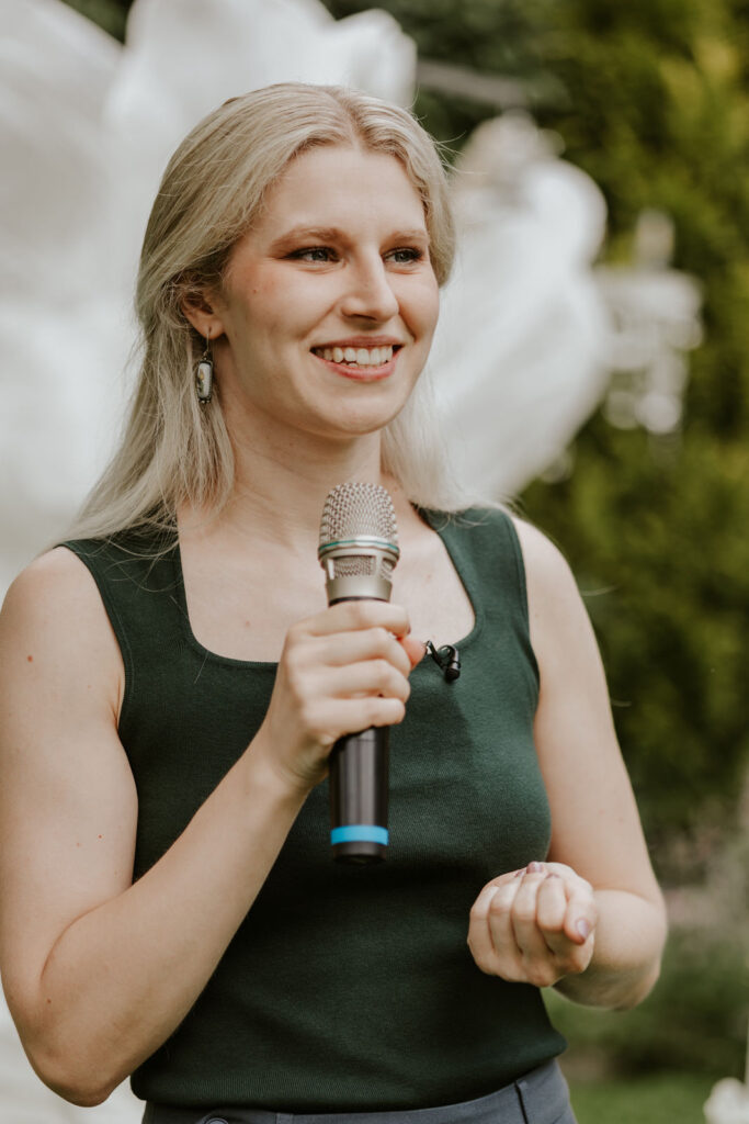 freie Rednerin Evylin Regensburg bei Trauung einer multikulturellen Hochzeit