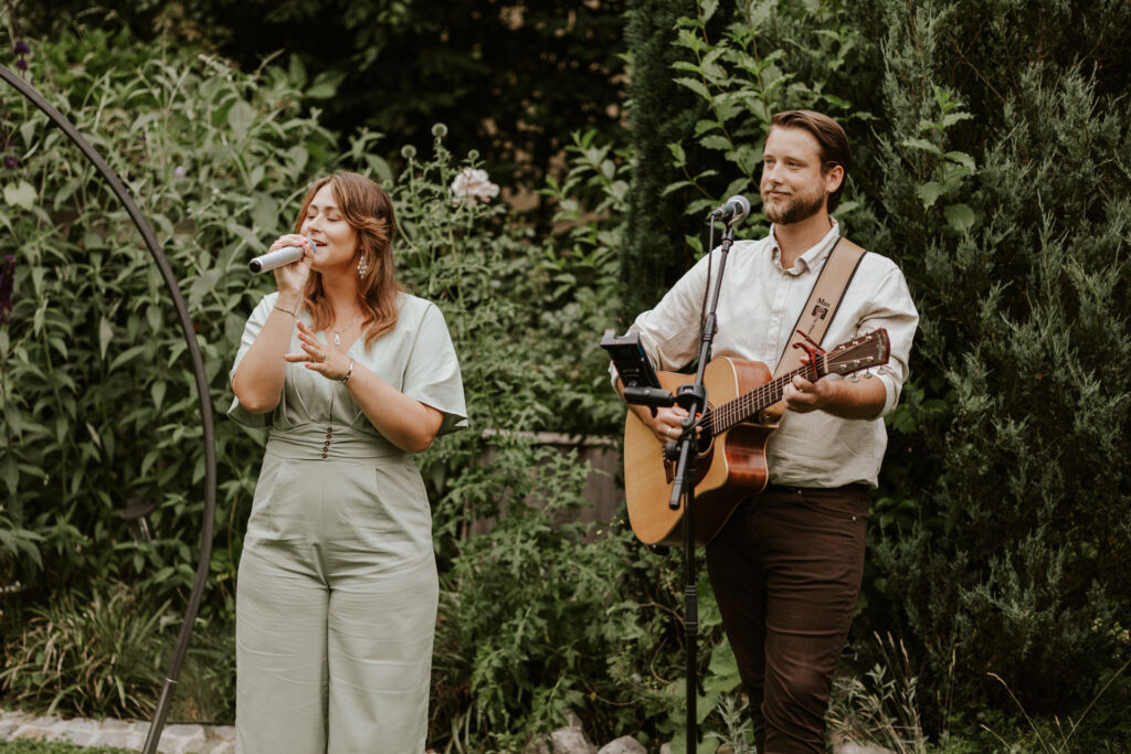 Trauritual auf der freien Trauung in Regensburg mit Evylin. Live Musik mit Hochzeitssängerin und Gitarrist