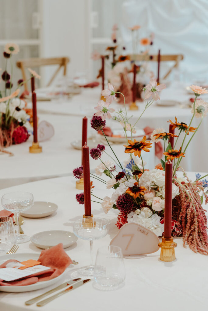 Tisch mit Kerzen und Blumen für Hochzeit in Regensburg mit Evylin als Traurednerin