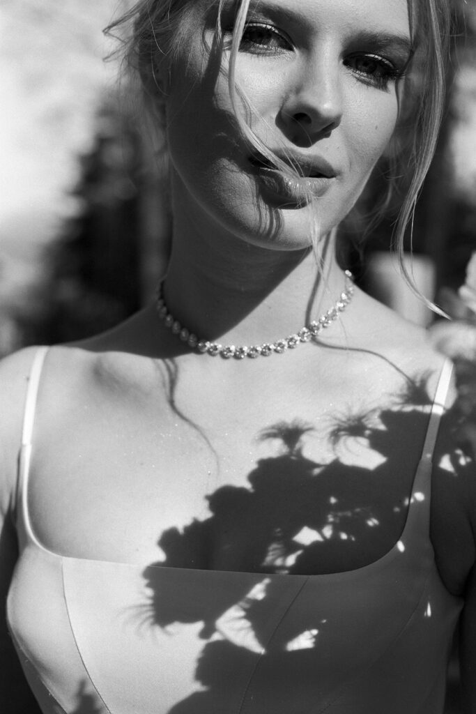 Schwarz weiß Aufnahme von Braut auf ihrer mehrsprachigen Hochzeit