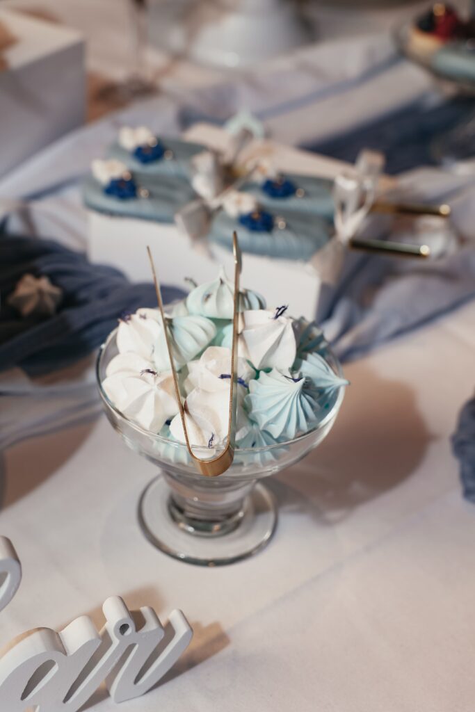 Macarons auf einer destination wedding in weiß und blau