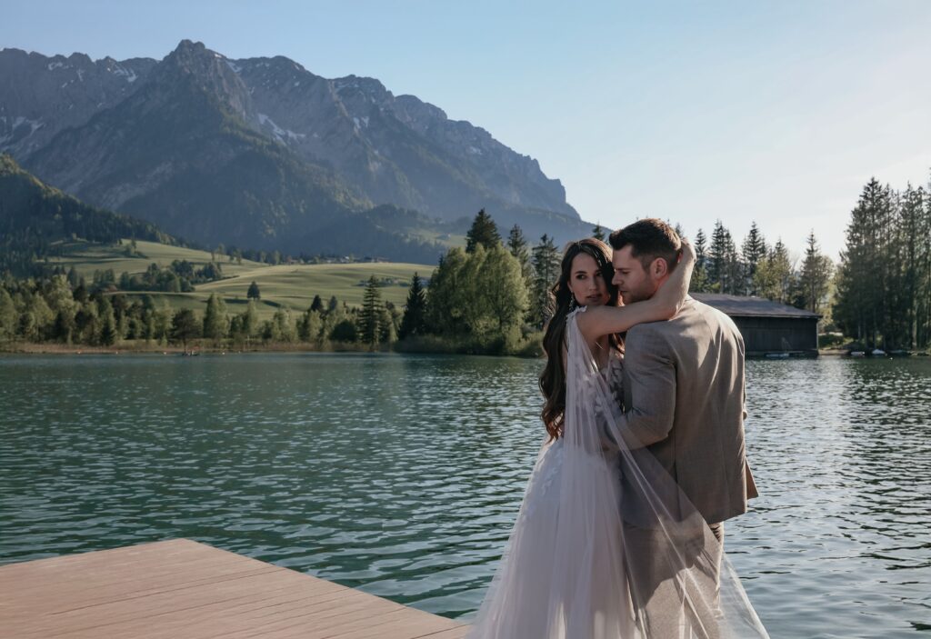 Destination wedding in der Nähe von Ingolstadt, freie Trauung. Brautpaar am See auf einem Steg