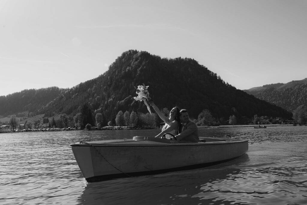 Brautpaar bei Bootsfahrt zur freien Trauung in Ingolstadt und Regensburg mit Hochzeitsredner Evylin