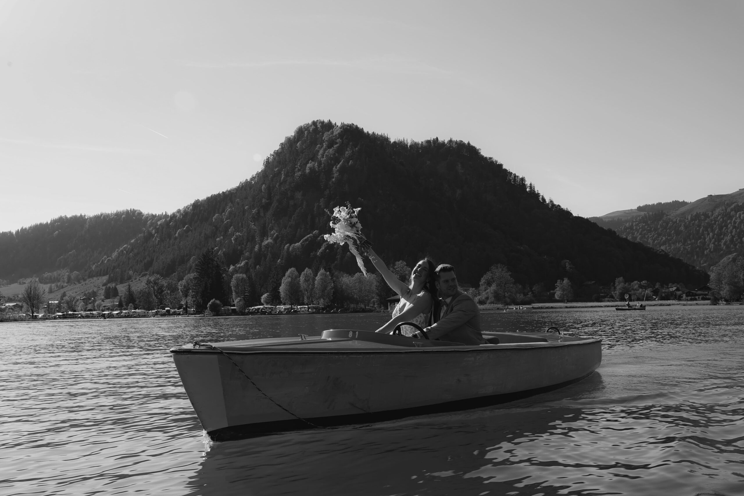 Boot mit Brautpaar auf der Donau freie Trauung mit Evylin schwarz weiß