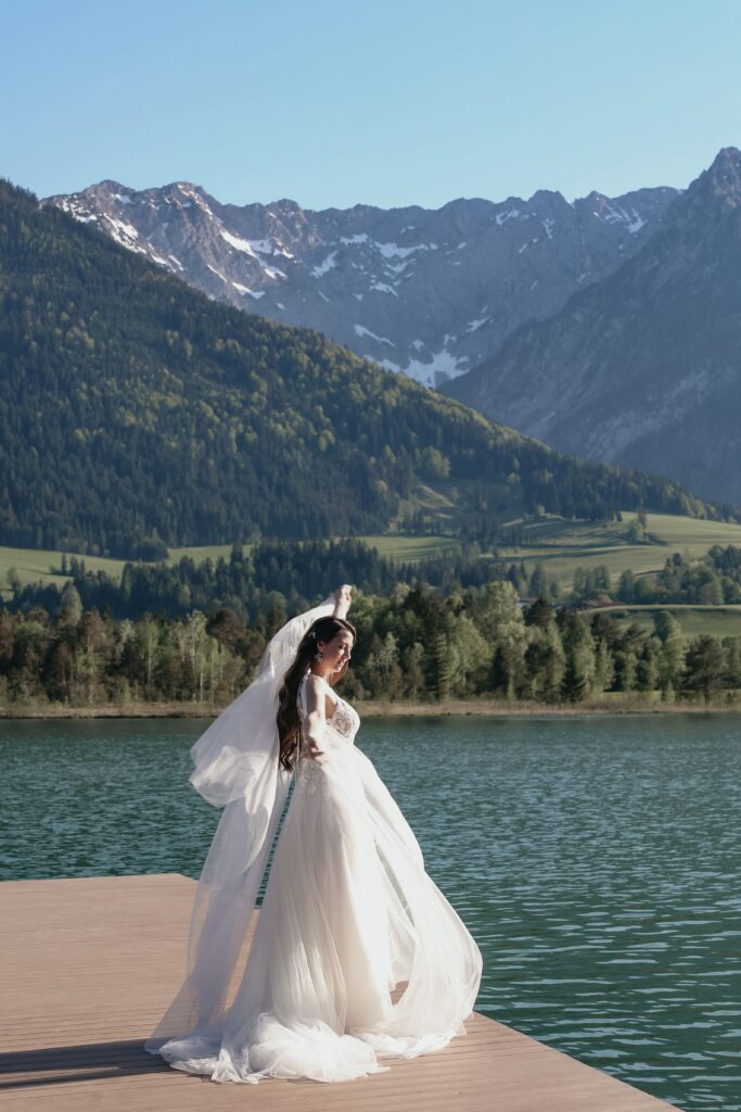 Braut bei Luxushochzeit Elopement vor Bergkulisse in der Nähe von Regensburg