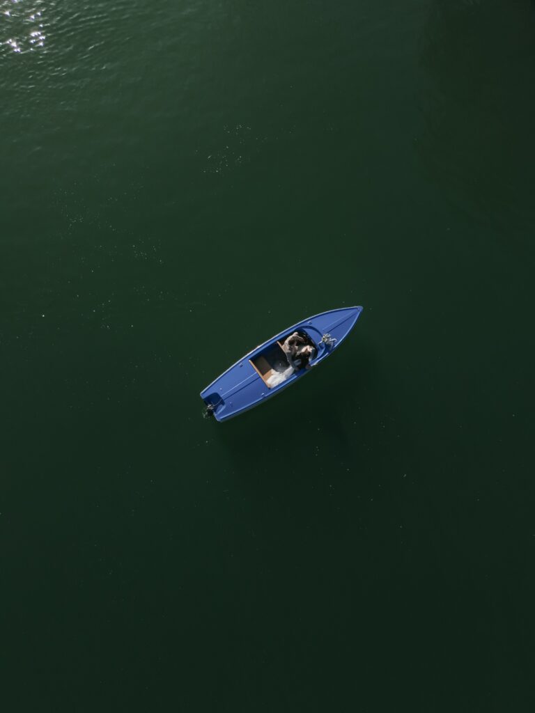 Bootsfahrt des Brautpaares auf See zur freien Trauung ihrer micro wedding