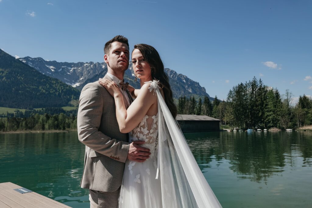 Liebespaar aus Ingolstadt bei ihrer destination wedding am Wasser