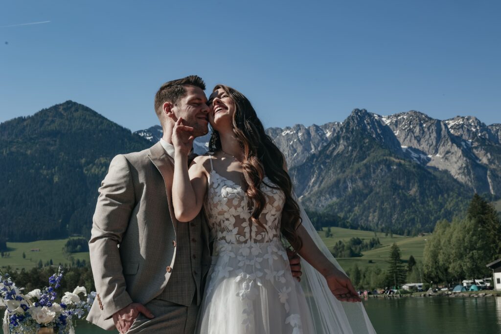 Paar nach Ehegelübde von ihrer freien Trauung mit Hochzeitsredner Evylin aus Regensburg und Ingolstadt