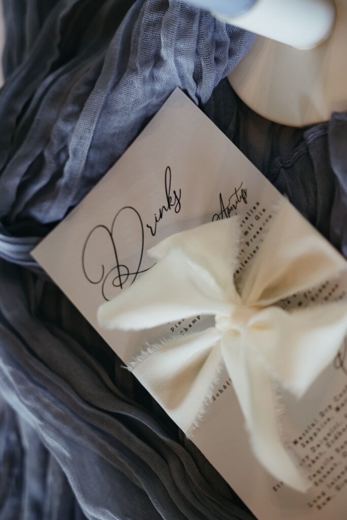 Hochzeit Eheversprechen aus schönem Papier mit Schleife