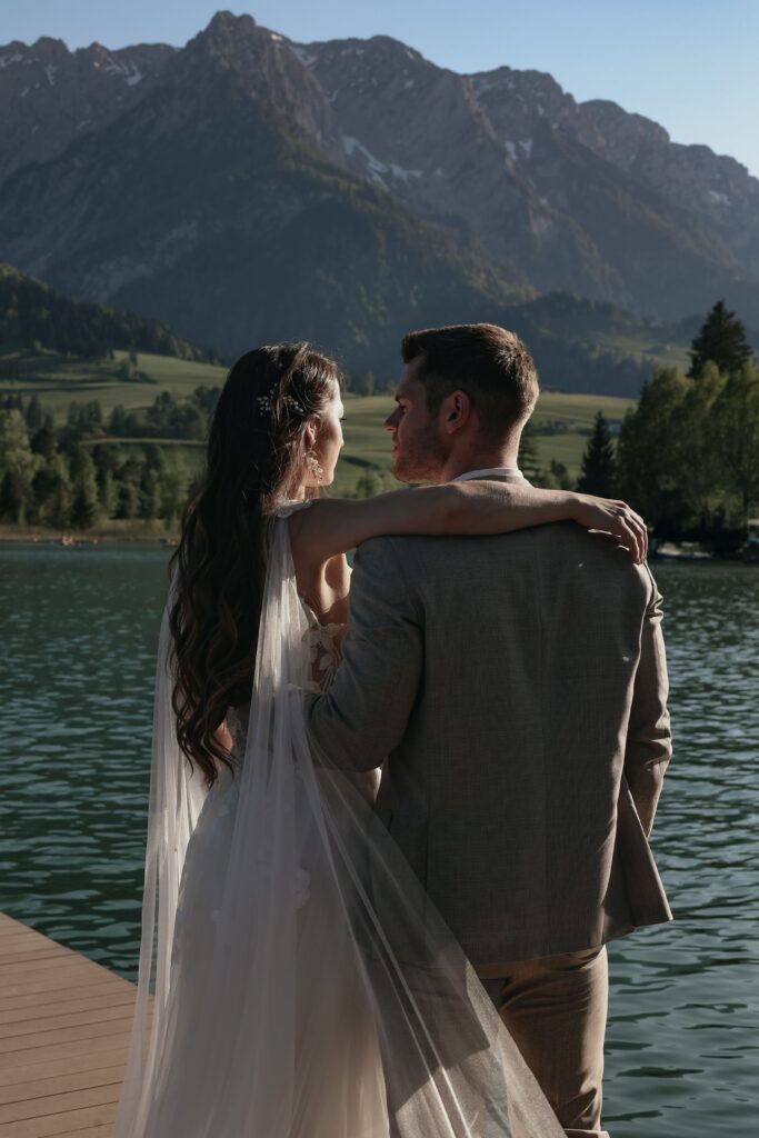 Brautpaar bei Hochzeit Ausblick auf die Donau nachdem sie ihren Trauredner ausgewählt haben