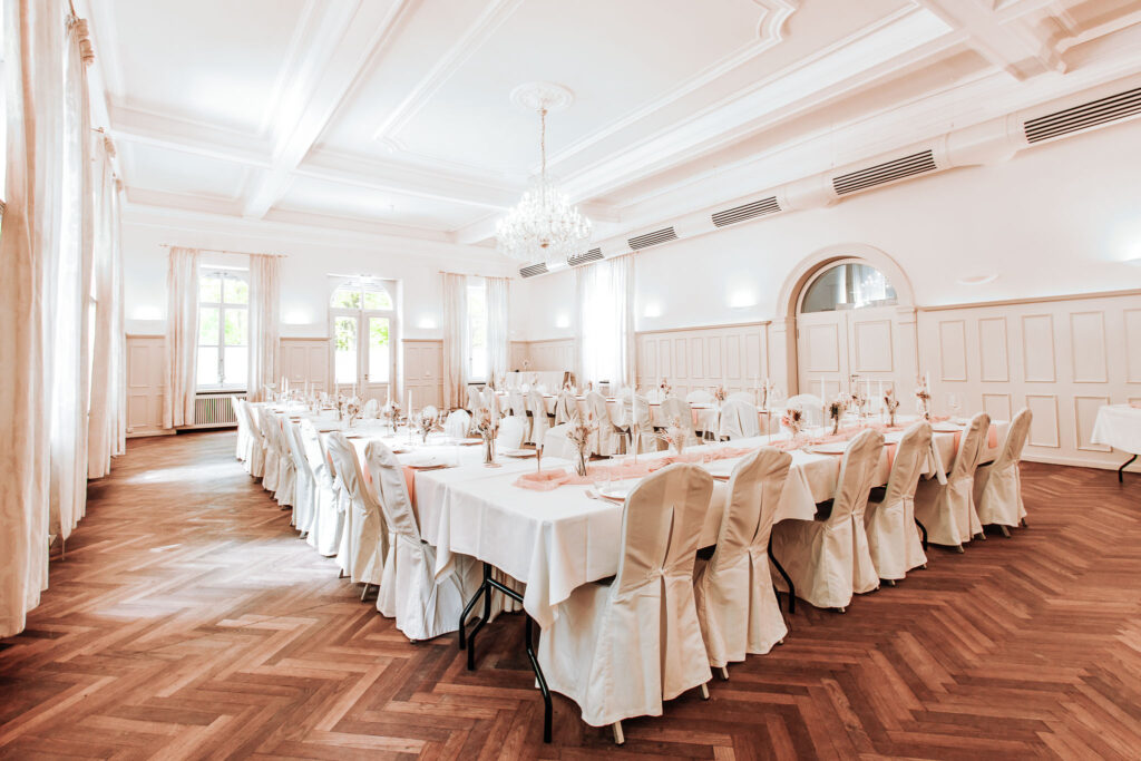 Prüfeninger Schlossgarten zum Heiraten Hochzeitssaal nach der freien Trauung mit Evylin