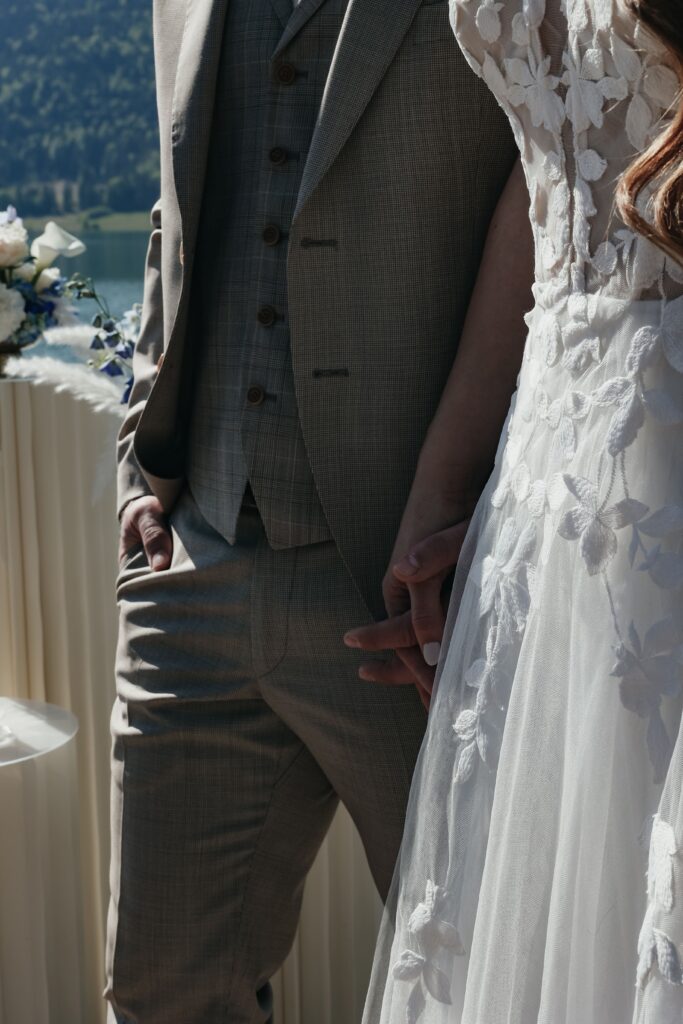 freie Trauung, Nahaufnahme vom Brautkleid bei micro wedding