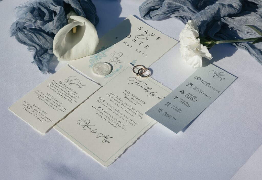 blau weiße Hochzeitspapeterie auf destination wedding