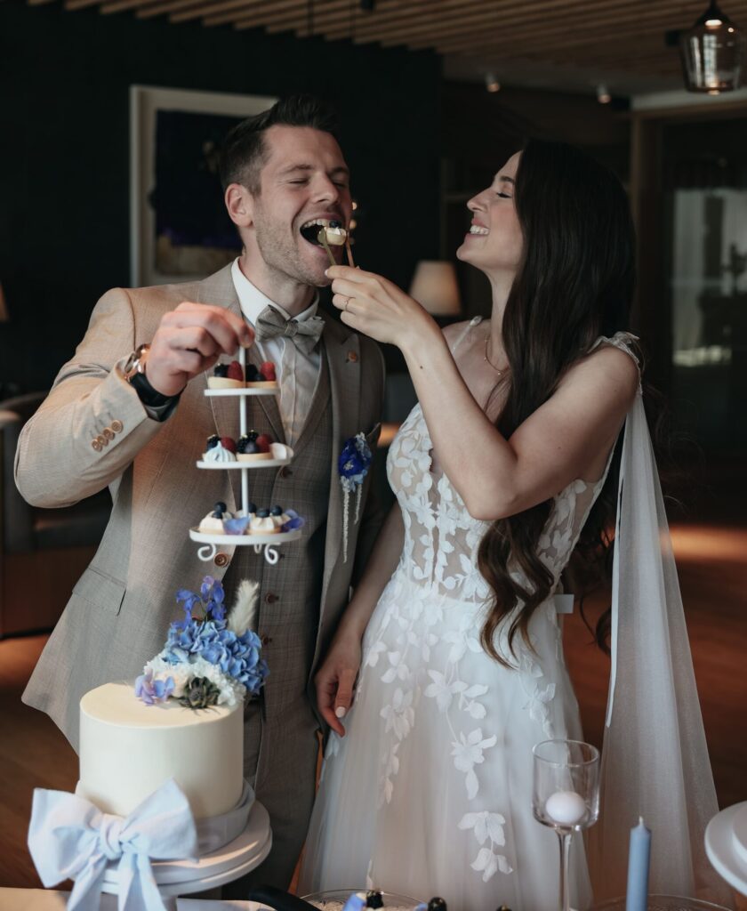 Hochzeit im zu Zweit in der Nähe von Regensburg mit Tortenanschnitt, die Braut füttert den Bräutigam mit der Hochzeitstorte nachdem Trauredner Evylin die beiden verheiratet hat