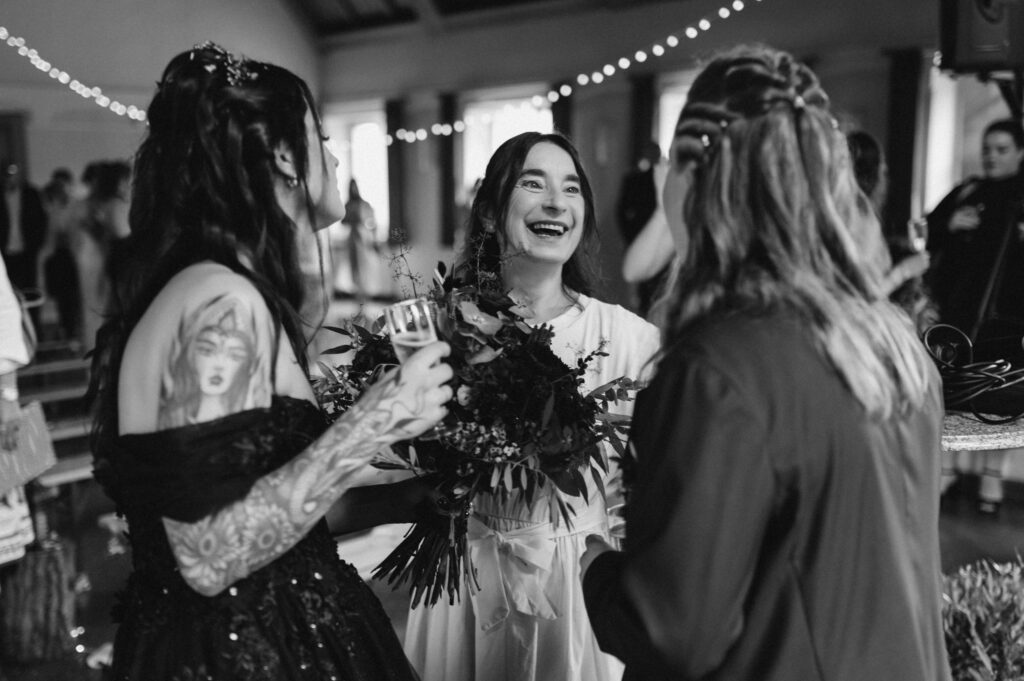 Brautmutter gratuliert Paar auf Hochzeit mit internationalen Hochzeitsgästen