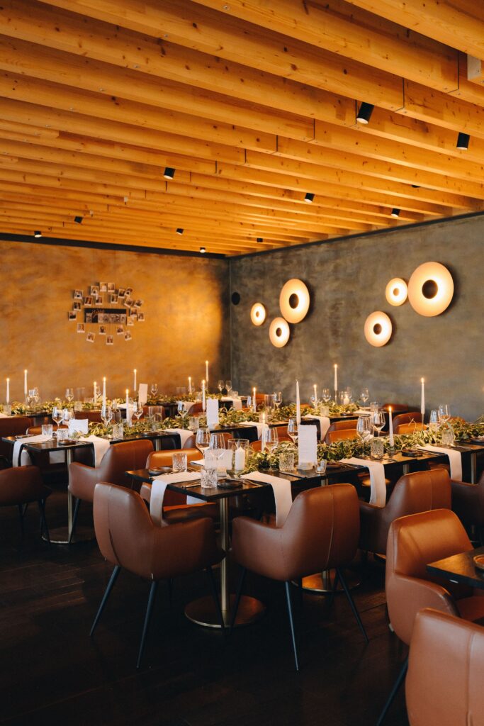 Sternerestaurant ONTRA für die Hochzeit dekoriert Innenraum