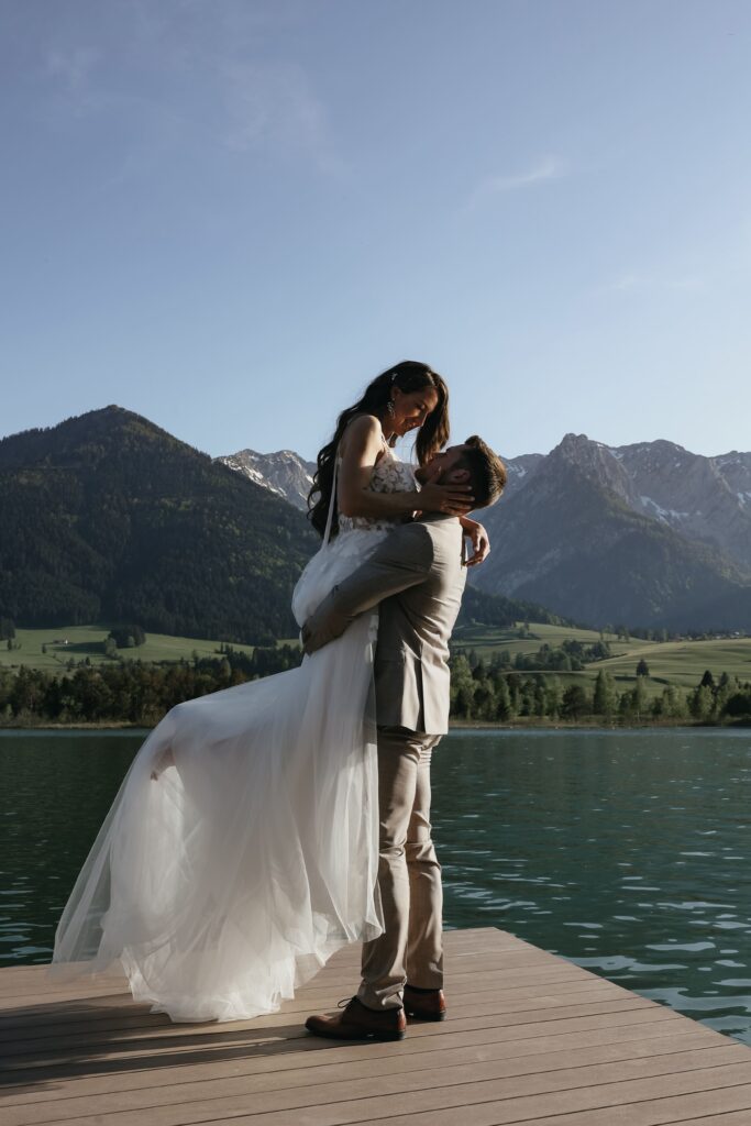 Brautpaar vor Seekulisse auf ihrer intimen Hochzeit im kleinen Kreis