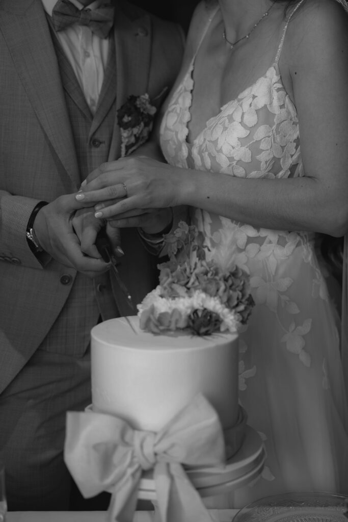Tortenanschnitt bei micro wedding als Luxushochzeit in Regensburg