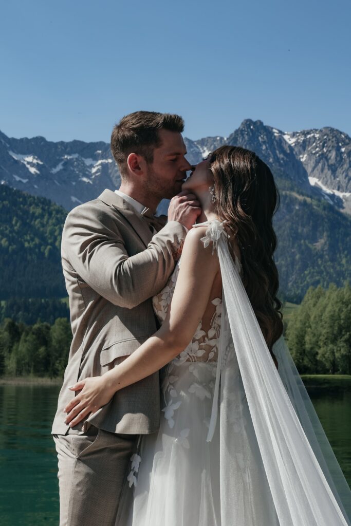 Kuss auf freier Trauung von micro wedding, also Hochzeit im kleinen Kreis