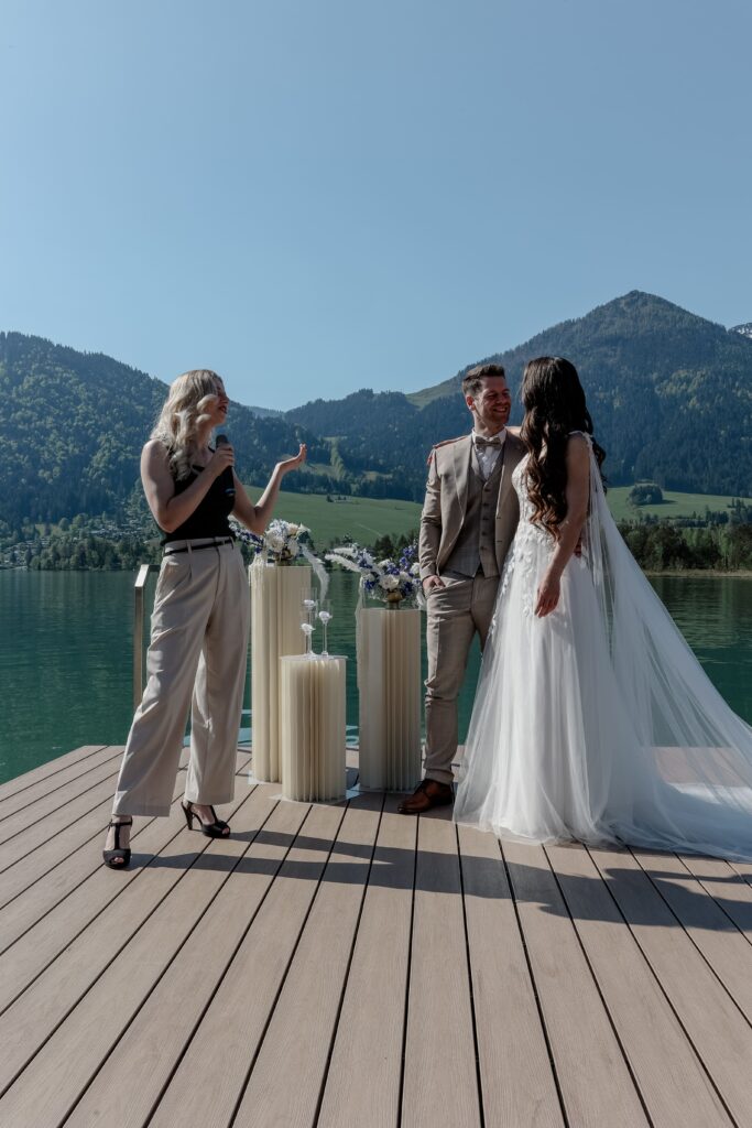 Trauredner Evylin bei einer Trauung an der Donau mit Brautpaar