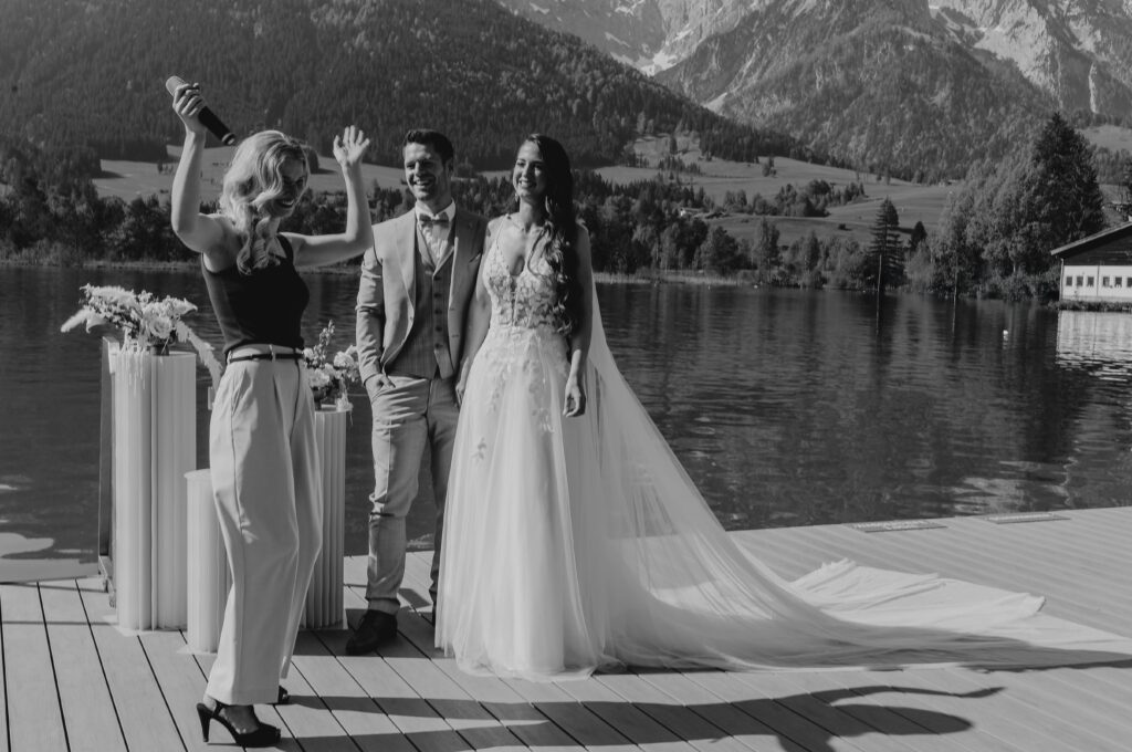 Trauredner aus Regensburg Evylin bei freier Trauung an der Donau mit Brautpaar