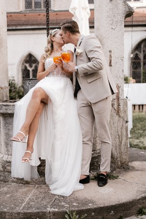 Brautpaar in ihrer Hochzeitslocation in Regensburg mit Aperol