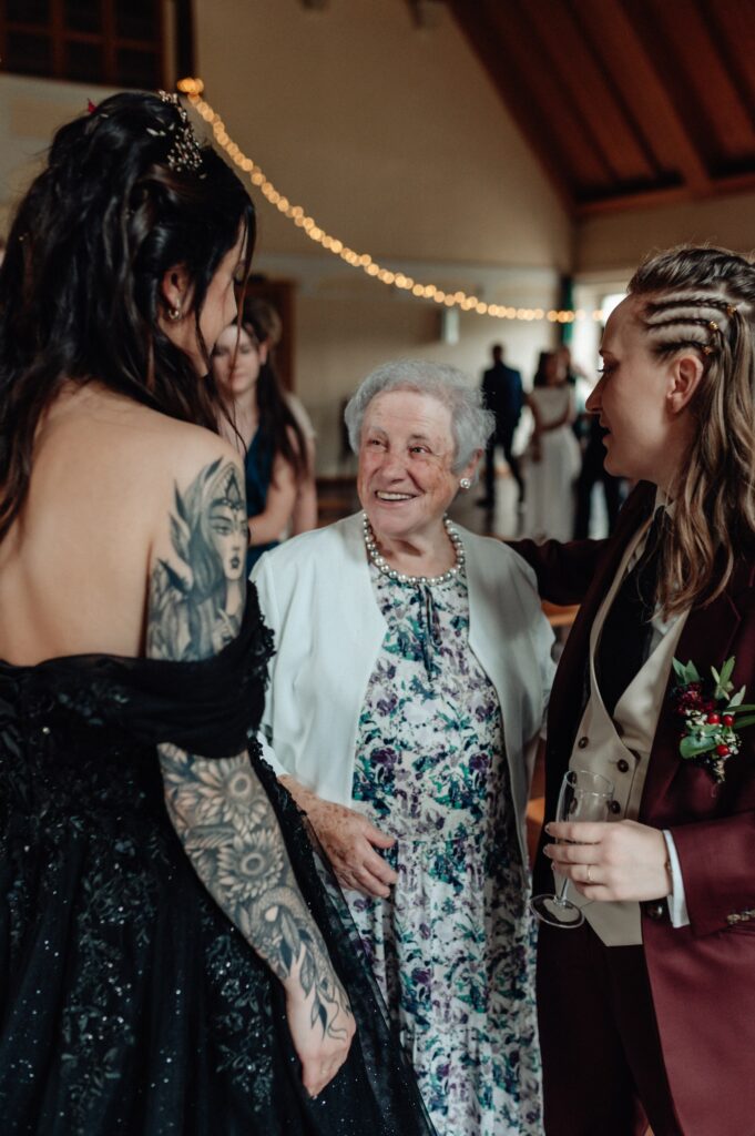 Hochzeitsgast Oma gratuliert Brautpaar auf ihrer mehrsprachigen freien Trauung