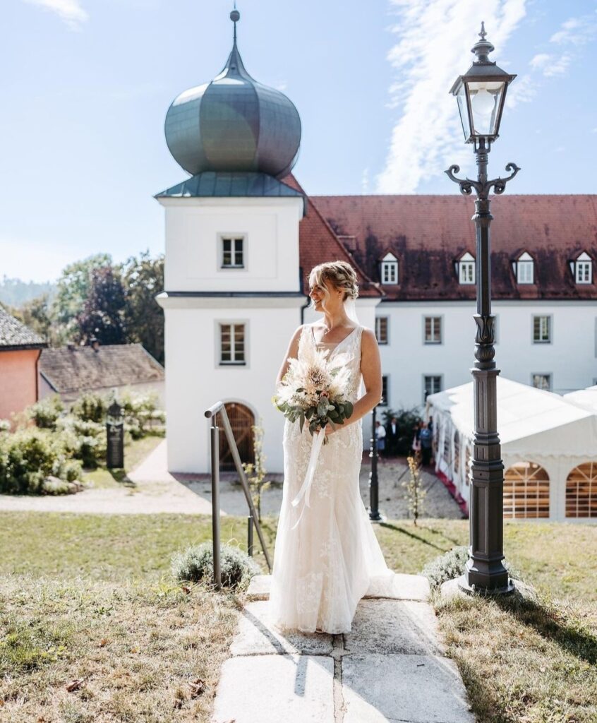 Braut vor dem Schloss Pirkensee als Ort zum Heiraten in der Nähe von Regensburg
