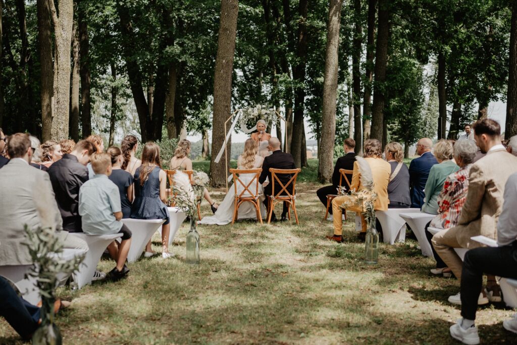 freie Trauung im Schlosspark Pirkensee mit Traurednerin Evylin Regensburg