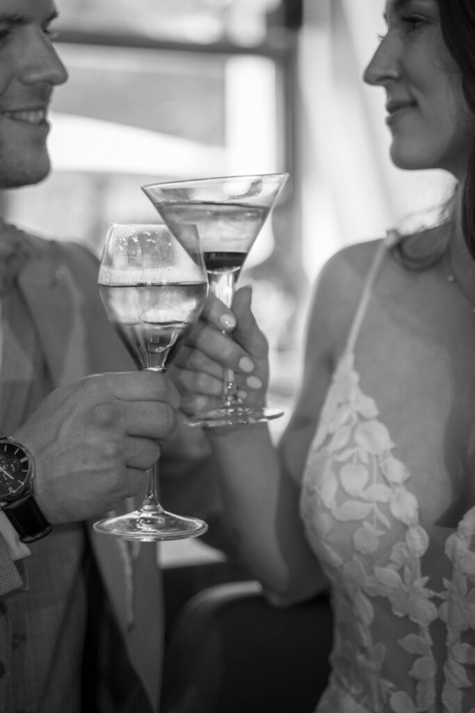 Braut und Bräutigam stoßen auf ihrer micro wedding in Regensburg miteinander an