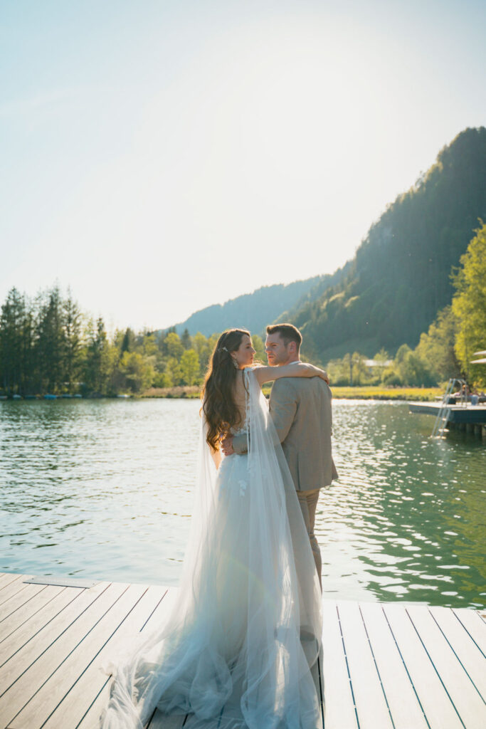 Brautpaar steht an der Donau auf einem Steg bei ihrer freien Trauung in der regensburger Umgebung bei ihrer Hochzeit zu Zweit