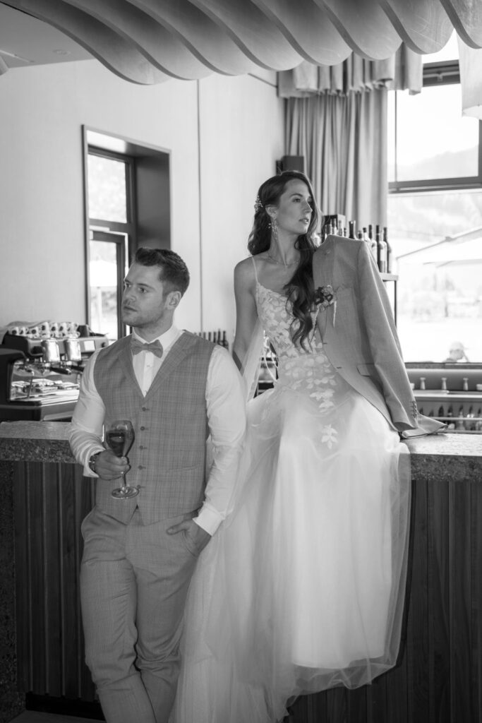 nach der Traurede des Trauredners nimmt das Brautpaar einen Drink an der Bar