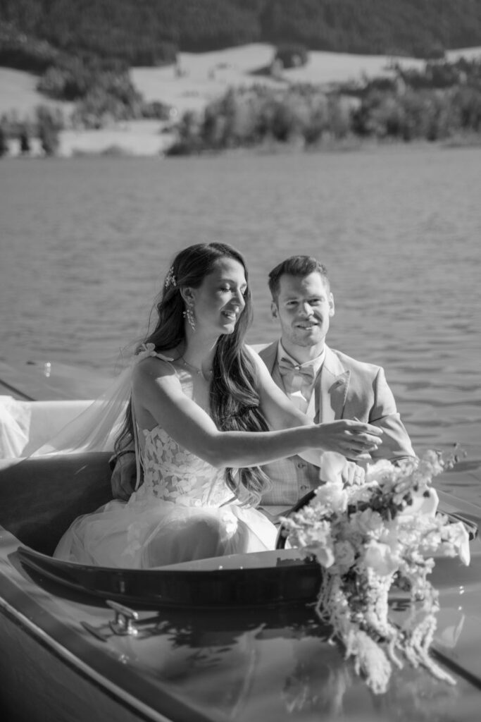 Elopement Hochzeit mit freier Trauung am Wasser in Regensburg, das Brautpaar sitzt in einem Boot, schwarz-weiß Bild