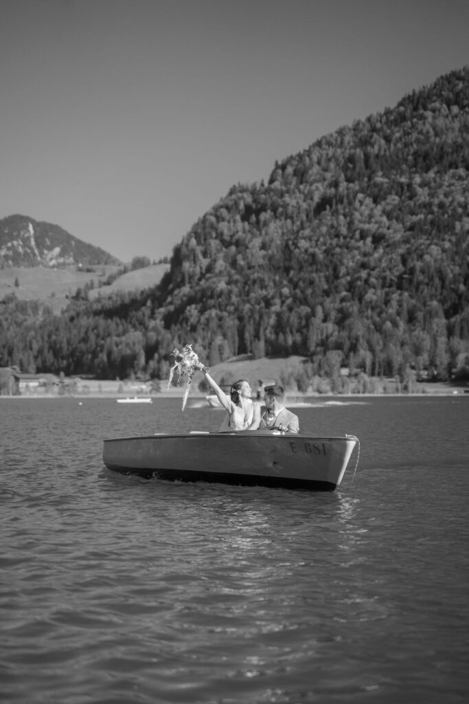 nach der Traurede von ihrem Hochzeitsredner fährt das Brautpaar mit dem Boot zur Hochzeit an der Donau